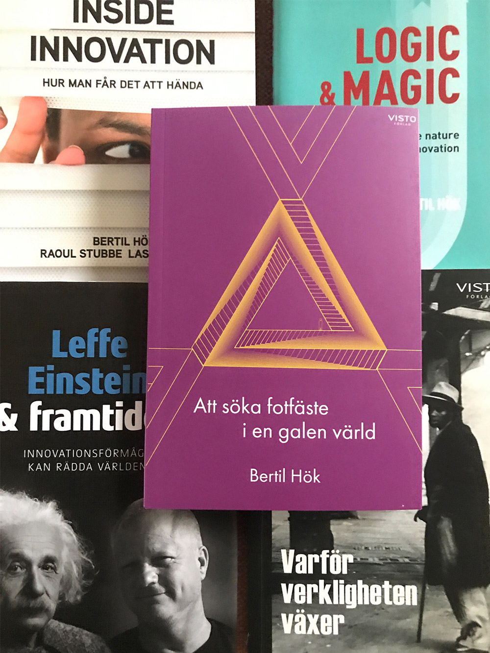 Bertils böcker i en hög på ett träbord