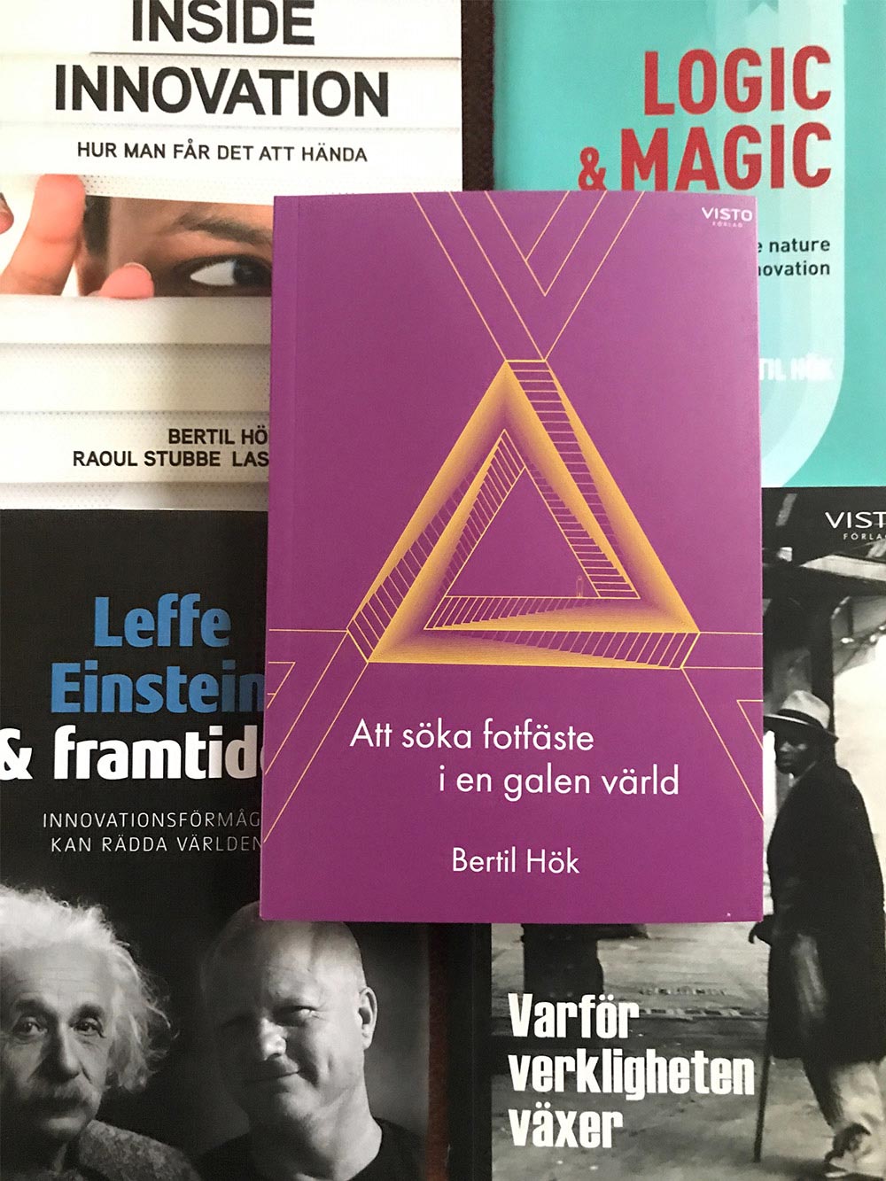 Bertils böcker i en hög